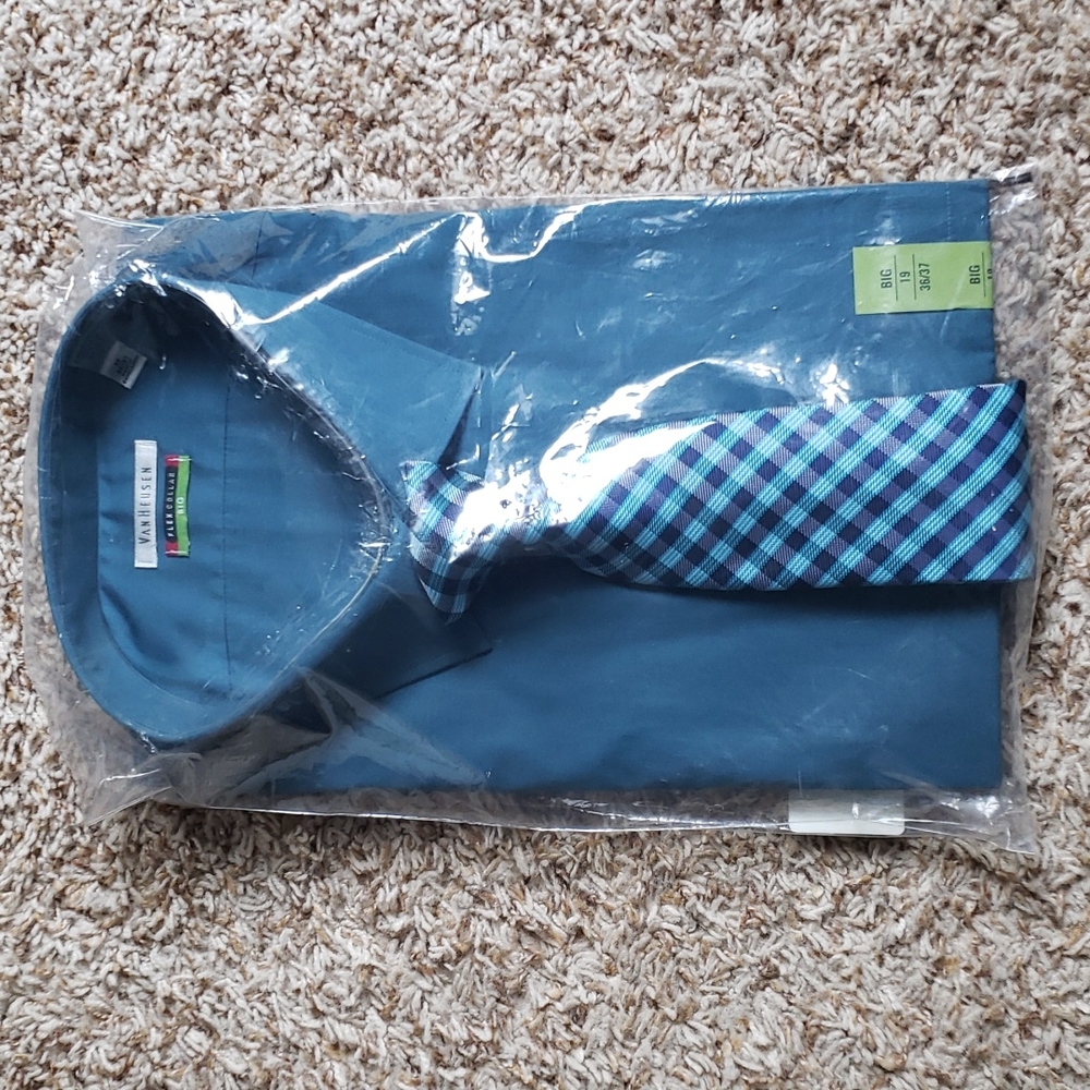 Vanheusen men's dress shirt with tie